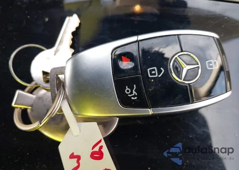 2018 Mercedes-Benz E 300 4Matic z USA, uszkodzony, nr VIN WDDZF4KB0JA454617